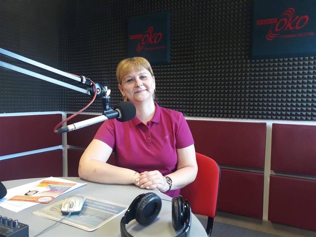 Gość Radia OKO: dr Dorota Czyż - dyrektor CKZiU w Ostrołęce przed mikrofonem w radiowym studio 